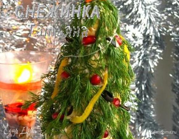 Ну и самое главное – это звезда-верхушка «ёлки». Вырезаем е из сырой моркови и крепим к «ёлке» на зубочистку.