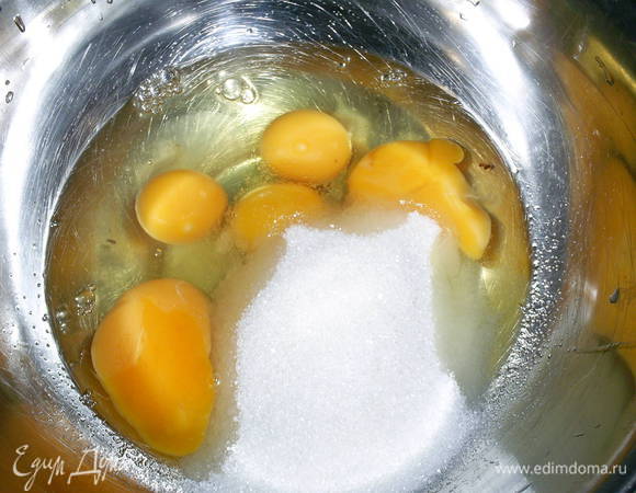 Яйца взбиваем с сахаром до увеличения объема в три раза.