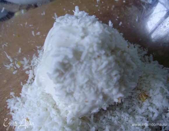 В небольшую кастрюлю с толстым дном налить подсолнечное масло, ставим на огонь. Достаем мороженое из морозилки. Нарезаем его на небольшие кусочки, формируем шарики. Сразу лучше делать не более 2 шт, чтобы мороженное не успело растаять. Обвалять шарик мороженого в кокосовой стружке.