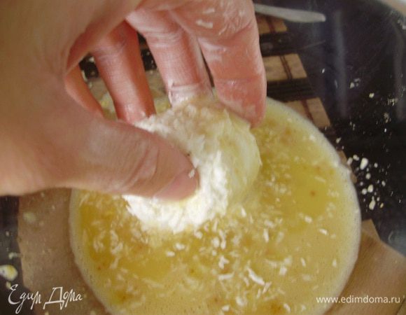 Обвалять шарик  в хорошо взбитое яйцо.