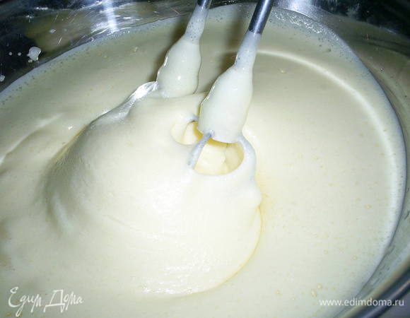 Масса станет густой и похожей по консистенции на густые взбитые сливки.