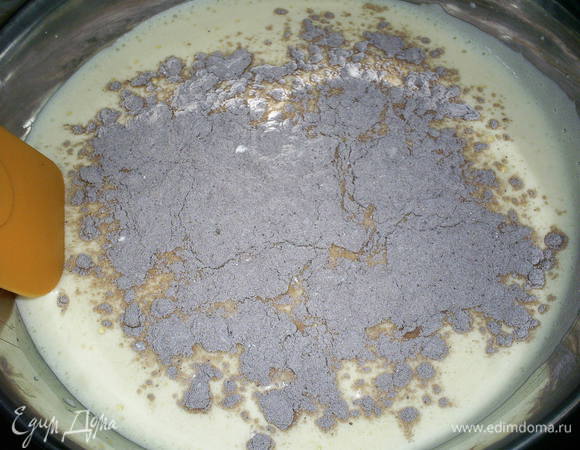 Просеиваем 1/3 часть мучной смеси на яичную массу, осторожно перемешиваем лопаткой снизу вверх. Аналогично за два приема вводим оставшуюся муку.