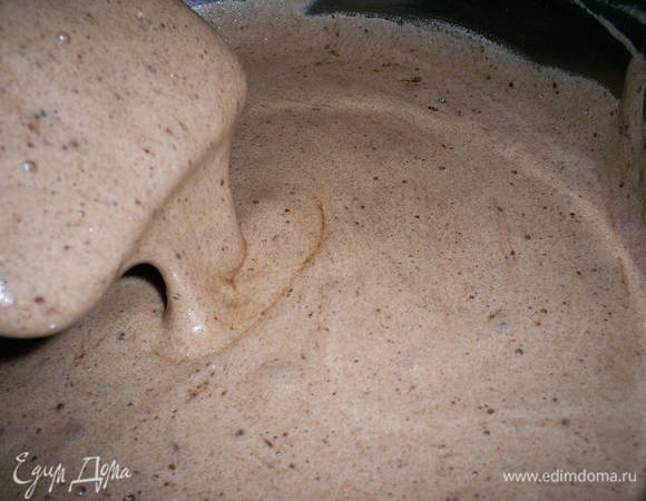 Добавляем 2 ложки теста в горячее молоко и тщательно размешиваем, затем осторожно смешиваем полученную массу с остальным тестом.