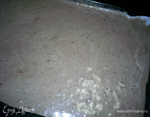 Выпекаем наш бисквит на противне размером 30х40 см, застеленном пергаментом. Тесто получается довольно жидкое и прекрасно распределяется по противню. Выпекаем в разогретой до 190-200 гр. духовке около 15 минут (у меня 20 минут). Даем бисквиту остыть до теплого состояния на противне, а затем скручиваем в рулет при помощи пергамента, на котором он выпекался.