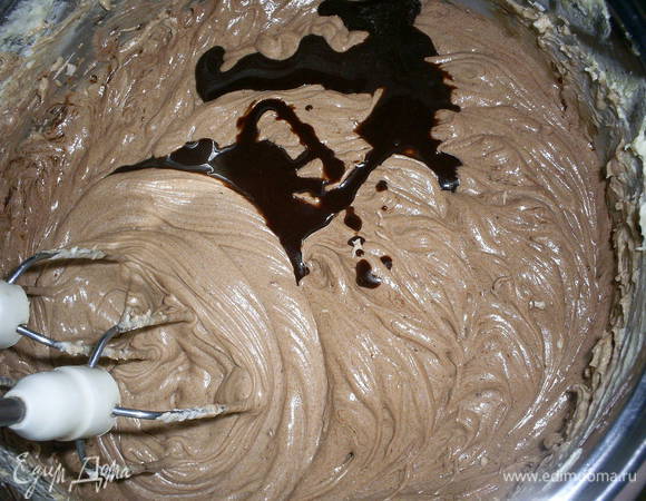 Для крема масло взбиваем, добавляя по столовой ложке ВАРЕНУЮ сгущенку. Делим крем на две части. В одну из них добавляем какао и коньяк и взбиваем еще раз до однородности крема.