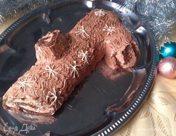 Вилкой делаем узоры, имитируя древесную кору и отправляем рулет охлаждаться на несколько часов. Приятного аппетита!!!