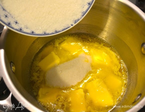 Первым делом шоколад нарезать небольшими кусочками. В ковшике поставить закипать молоко. А в небольшую кастрюльку положить сливочное масло, порезанное кусочками и поставить на огонь. Как только масло начнет таять, добавить сахар и перемешать. 