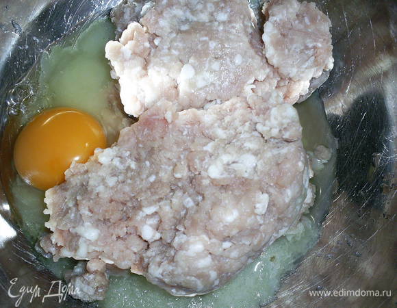 Свинину пропускаем через мясорубку вместе с луковицей. Если у вас готовый фарш, луковицу можно потереть на мелкой терке или измельчить блендером. Добавляем к готовому фаршу яйцо, овсяные хлопья, солим и перчим по вкусу.
