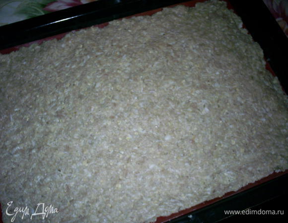 Нам надо выпечь 3 коржа любой формы толщиной около 0,5 см. Я выпекала на большом прямоугольном противне 30*40см на силиконовом коврике. Готовый корж разрезала на три прямоугольника. Если у вас нет коврика, или вы планируете выпекать коржи другой формы, то форму для выпечки застилаем фольгой в два слоя и смазываем фольгу растительным маслом. Духовку заранее разогреваем до 180-190 градусов. Распределяем по форме фарш слоем около 0,5 см и выпекаем корж 25-30 минут до готовности. Готовый теплым переворачиваем на ровную поверхность и аккуратно отделяем фольгу.