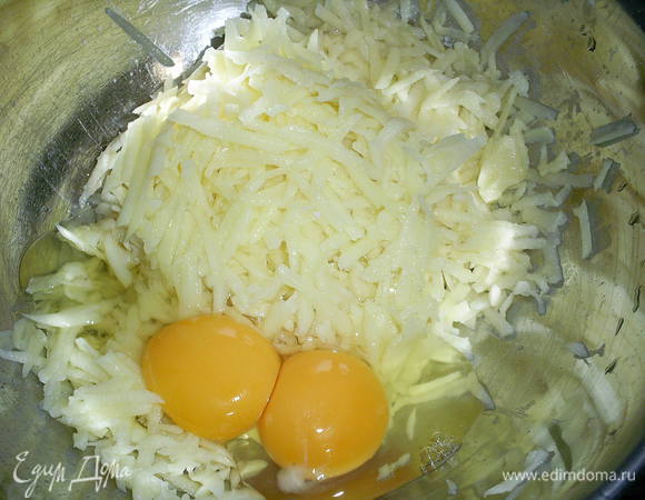 Для картофельных коржей почищенный картофель натереть на крупной терке, добавить яйца, посолить, перемешать до однородности.