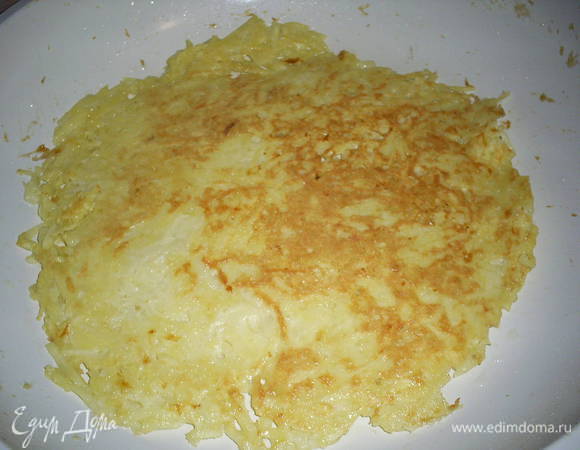 Жарим на разогретой сковороде (желательно с антипригарным покрытием) на растительном масле. Картофельную массу выкладываем тонким слоем и обжариваем на среднем огне до золотистого цвета с двух сторон. Если сковорода не пригорает, то картофельный блинчик замечательно переворачивается с помощью лопатки. Я жарила блинчики (у меня получилось 2 больших и 1 не на всю сковороду) на сковороде диаметром 28 см, а затем вырезала из полученных блинчиков два прямоугольных коржа нужного размера.