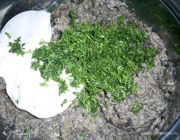 Жаренные грибы, сыр, сметану и пропущенный через пресс для чеснока чеснок измельчаем с помощью блендера в однородную массу. Если понадобится, полученную начинку посолить и поперчить по вкусу. Добавить мелко нарезанный укроп. 