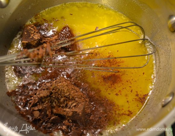 Положить шоколад кусочками...