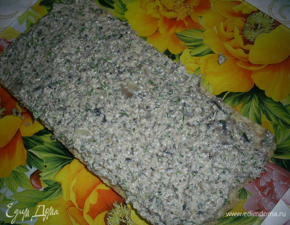 Готовые остывшие коржи выкладываем на блюдо, начиная с мясного коржа, и перемазываем грибным кремом чередуя мясные и картофельные коржи. Верхний корж не смазываем кремом.