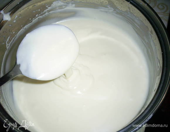 Приготовим заливку. Молоко нагреваем до 70-80 градусов, всыпаем в них быстрорастворимый желатин и размешиваем до его полного растворения. В полученную смесь добавляем сыр и сметану. Все ингредиенты взбиваем блендером до однородности.
Получается довольно густая масса, если заливка получилась жидковатой, ее можно отправить в холодильник до тех пор, пока она не начнет густеть.