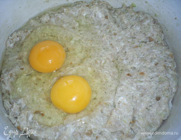 Берем готовый фарш или делаем его сами. В фарше обязательно должно быть немного сала. В фарш добавляем пропущенный через мясорубку лук, заранее замоченный в молоке (100мл) батон, и яйца. Все вымешиваем до однородности. Солим, перчим по вкусу.