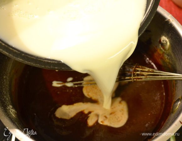 Когда масса приобретет гладкую консистенцию, без комочков, влить горячее молоко. 