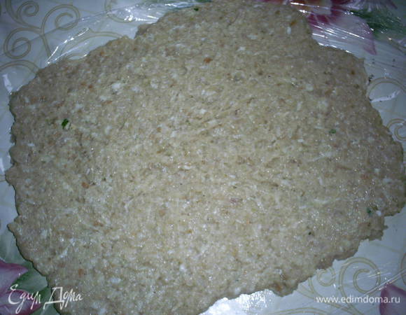 Выкладываем полученный фарш на пищевую пленку или смоченную водой бумагу для выпечки слоем толщиной примерно сантиметр и придаем ей прямоугольную форму. 