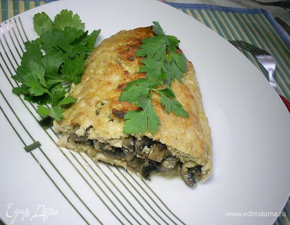 Отправляем рулеты в разогретую до 200 градусов духовку на полчаса. Пару раз в процессе приготовления поливаем наши рулеты молоком. Они должны стать румяными и маняще пахнуть. Очень вкусно как в горячем, так и в холодном виде. Холодный рулет, конечно, режется лучше. Угощайтесь!