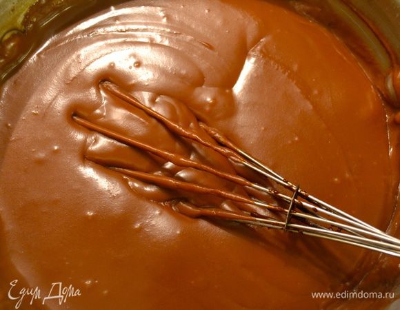 Как только масса начнет закипать, подержать еще на огне 5 минут, постоянно помешивая... 