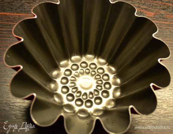 Подготовить форму для пудинга объемом 1 литр. Но, можно использовать и порционные формочки... ))) Тоже очень удобно.