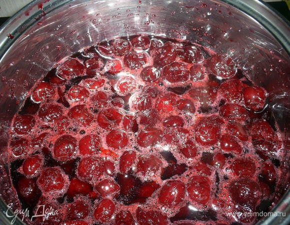Вишни (у меня замороженные) кладем в кастрюльку, засыпаем сахаром (120 г, можно меньше, если они некислые) и ставим на медленный огонь, ждем, пока вишни пустят сок. Прибавляем огонь, доводим вишни до кипения и даем покипеть 5 минут. Затем откидываем вишни на дуршлаг. Сироп сохраняем, он нам еще пригодится.