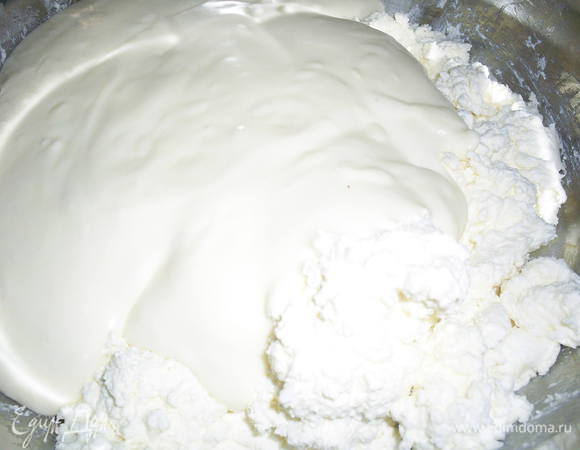 Творог с двумя ложками сметаны взбить блендером до однородной массы. Сметану взбить с оставшимся сахаром и ванилином до устойчивых пиков и растворения сахара. Соединяем сметану с творожной массой. Аккуратно перемешиваем лопаткой.