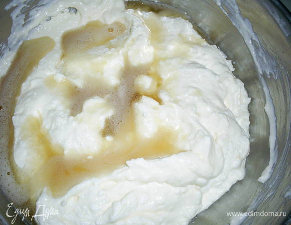Желатин заливаем двумя столовыми ложками воды и растворяем на водяной бане. Добавляем в творожную массу, взбиваем миксером на малой скорости до однородности.
