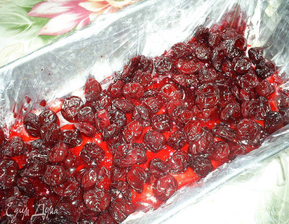 Сверху  - слой вишни.