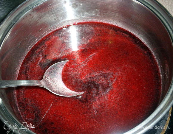 У меня было быстрозастывающее желе (настоятельно и вам такое рекомендую), рассчитанное на стакан жидкости. Вишневого сиропа получилось немного меньше стакана. Я разбавила его водой для получения нужного количества жидкости. Далее смотрите рекомендации к вашему желе. В моем случае его нужно было смешать с сахаром, всыпать в сок, при постоянном помешивании довести до кипения и прокипятить 1 минуту.