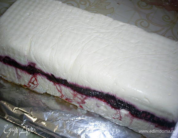 Застывший десерт вынимаем из формы и покрываем шоколадной глазурью, украшаем растопленным белым шоколадом. Для глазури шоколад растопить с маслом, дать немного остыть.