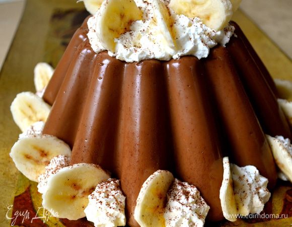 Украсить по Вашему желанию... Я взбила сливки и с помощью кулинарного мешка украсила ими пудинг. Далее можно украсить Вашими любимыми фруктами... Очень эффектно смотрится с клубникой, нарезанной пластинками. Я использовала на этот раз порезанный кусочками банан! Тоже очень хорошо сочетается со всеми остальными ингредиентами!!! ))))