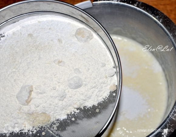 Печем светлый бисквит: Взбить яйца с сахаром, солью и ванилином до тягучего светлого крема. Печем светлый бисквит: Взбить яйца с сахаром, солью и ванилином до тягучего светлого крема. Аккуратно подмешайте просеянную муку, смешанную с миндальной мукой, крахмалом. Тесто вылить в форму 20см в диаметре, застеленную пергаментом.