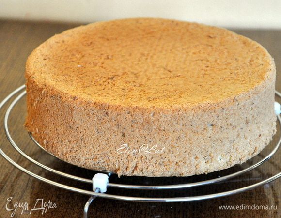 Выпекать в заранее разогретой до 180С духовке
20 минут. Готовность проверяйте деревянной шпажкой. Форму с готовым бисквитом достаньте из духовки и дайте остыть в форме минут 15.  Затем выньте бисквит из формы и остудите на решетке.
