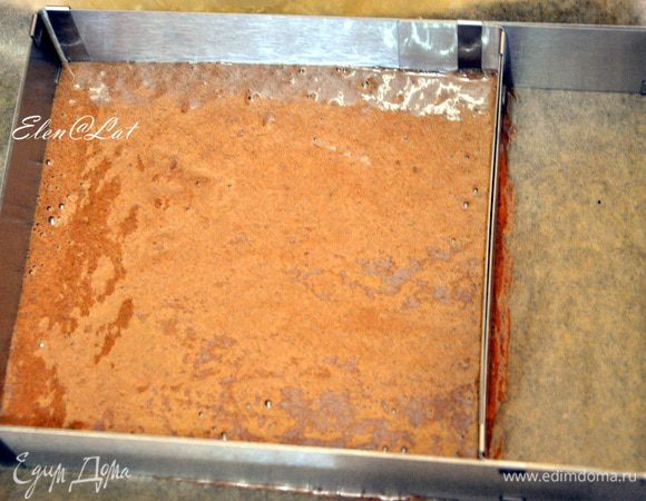 Печем шоколадный бисквит: Шаги приготовления точно такие же, как и в светлом, но с мукой вместе добавьте какао. Выпекать в прямоугольной форме. Примерно 20х15 см. Готовый корж остудить.