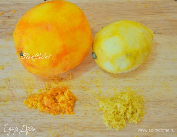 Готовим цитрусовый мусс:
Желатин залить водой и отставить. С лимона и апельсина снять цедру.

