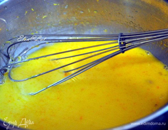 В кастрюльке соединить сок, сахар, желтки. Поставить кастрюльку на маленький огонь и при постоянном помешивании довести до загустения. 