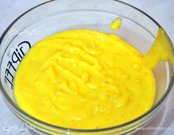 Снять загустевший крем и чуть остудить. Затем ввести набухший желатин. Добавить ванилин.