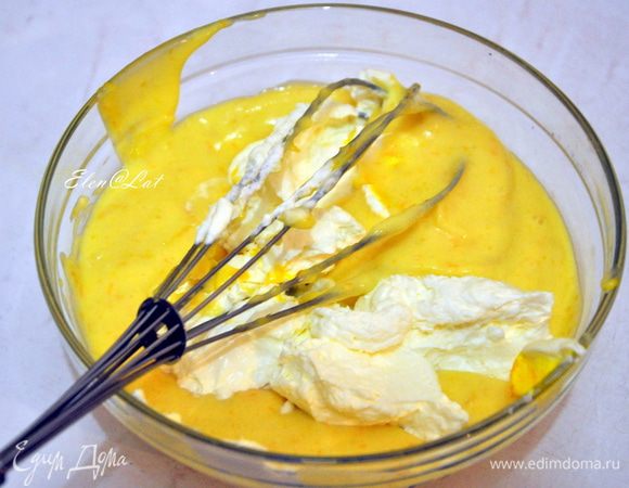  Затем взбить охлажденные сливки в крепкую пену и смешать с муссом. Добавить краситель или шафран. Перемешивать ложкой. Мусс не ставить в холодильник