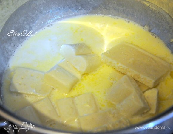 Готовим клубничный мусс:
Желатин залить водой.  Сливки (70 г) налить в кастрюльку и довести до кипения. В сливках распустить сливочное масло и белый шоколад. Размешайте до однородности. 