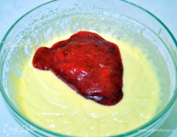 Добавить клубничное пюре и перемешать. Оставшиеся охлажденные сливки взбить до крепкой пены. Замоченный желатин подогрейте в микроволновке до жидкого состояния. Желатин должен быть жидким и тепленьким.  Теперь взять 3 ст.л. взбитых сливок и подмешать к ним распущенный желатин. Быстро перемешать. И добавить эту массу в мусс, быстро перемешать.