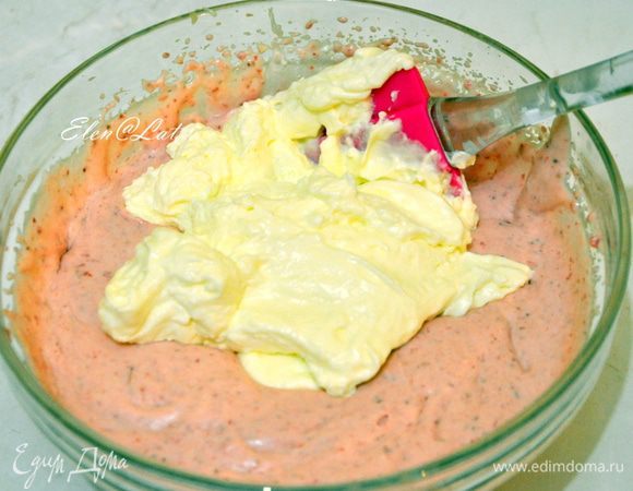  А затем все соединить с основной частью взбитых сливок. Здесь миксер исключается, работать надо лопаткой или ложкой. Работать надо быстро, но знать меру при взбивании, мусс легко можно перевзбить и тогда есть вероятность, что он может свернуться. Поэтому не переусердствуйте при взбивании.
