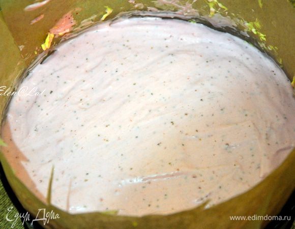  Выложить одну часть на дно разъемной формы. На дно обязательно положить пергамент, вырезанный по диаметру формы. И нарастить борта с помощью пергамента. Корж пропитать пропиткой. На корж выложить половину клубничного мусса. Прикорыть пленкой и убрать в морозилку на 15 минут. Мусс должен застыть.
