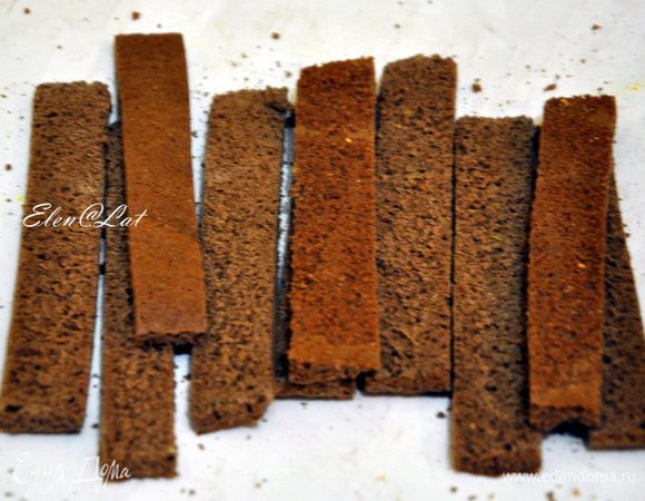 Шоколадный корж нарезать на полосы шириной 1 см и пропитать каждую полосочку пропиткой. 