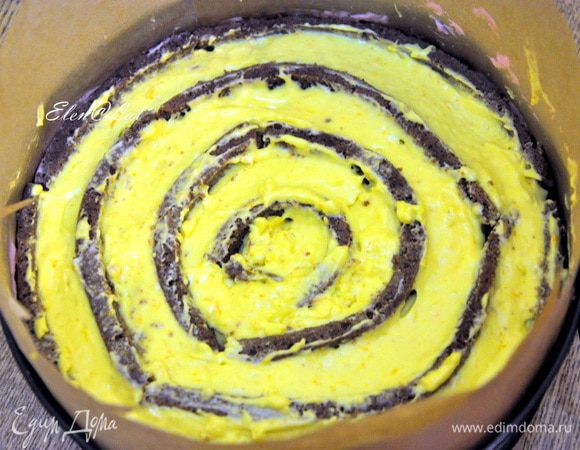 Теперь выкладываем шоколадные полоски по кругу чередую их с цитрусовым муссом. Мусс должен полностью покрыть шоколадные полоски. Убрать в морозилку на 15 минут. 