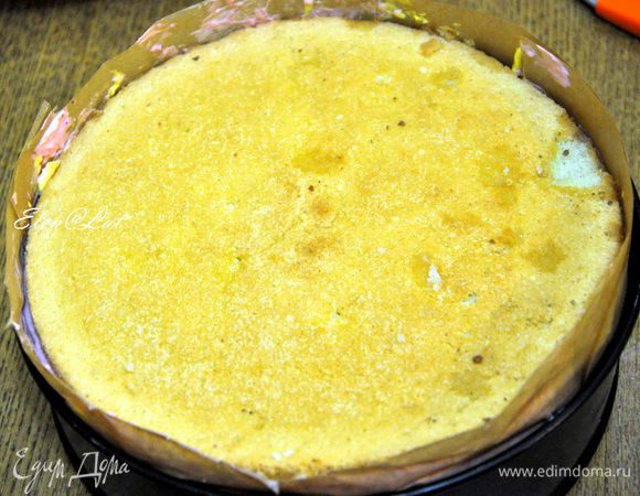 Затем поверх мусса выложить второй светлый бисквит и пропитать его пропиткой. Торт убрать в холодильник на ночь (не меньше чем на 5 часов)
