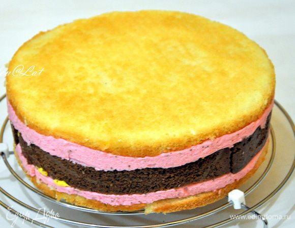 Торт достать из формы и освободить от пергамента.