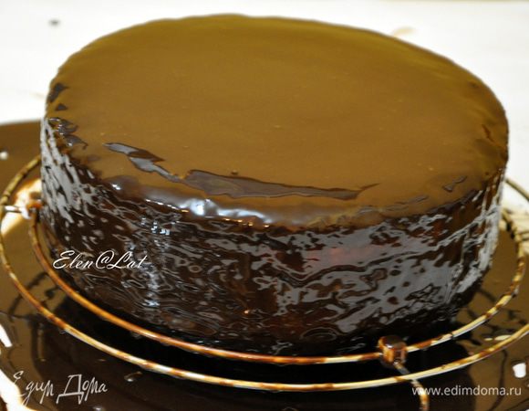  Поставить торт на решетку и залить глазурью. Аккуратно помогая ей распределиться по всему торту. Она должна стекать. Работать надо быстро и аккуратно! 
