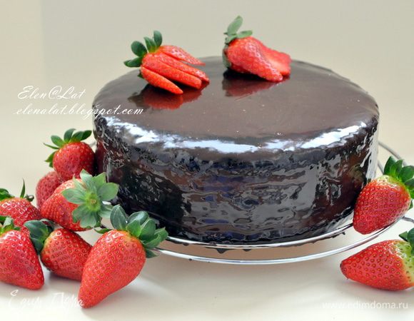 Торт убрать в холодильник до полного застывания глазури. Как только глазурь схватится, можно приступать к дегустации совершенно потрясающего торта. Не отказывайте себе в удовольствии, вкус у него волшебный!!! Приятного аппетита!!!!!!!!!
