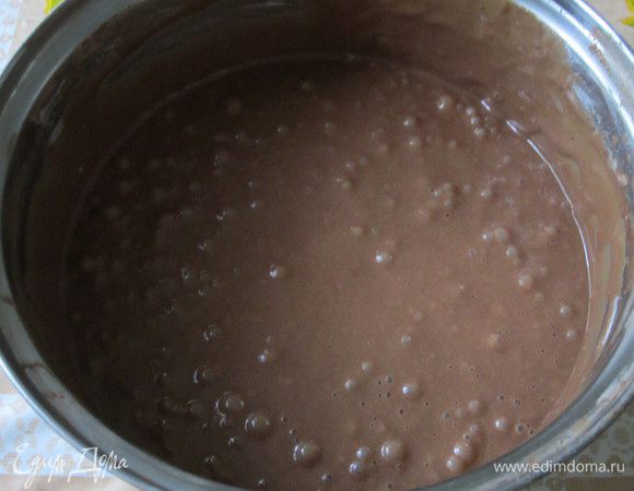 Яйца взбить с сахаром. Постепенно добавить сгущённое молоко, сметану, какао, соду, гашенную уксусом, муку, каждый раз хорошо перемешивая. Выпечь три коржа в круглой форме диаметром 24 см. Выпекать в заранее разогретой до 170 градусов духовке около 5 минут (в зависимости от вашей духовки). Готовность проверьте деревянной шпажкой. 